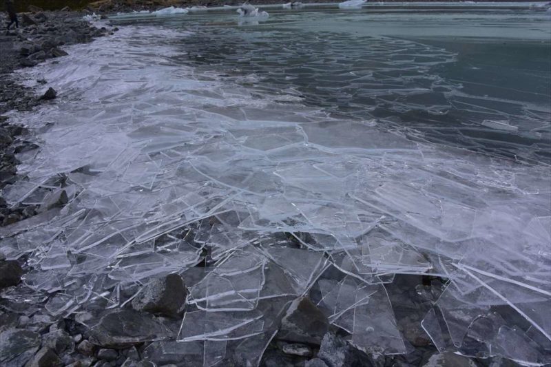 湖の氷が堆積した写真