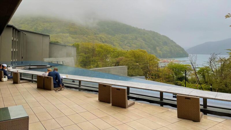 芦ノ湖を見ながら足湯を楽しめる