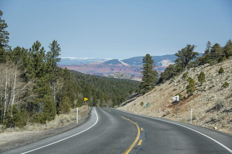 峠を越えた道路風景、北側のため道路が一部凍結していた。