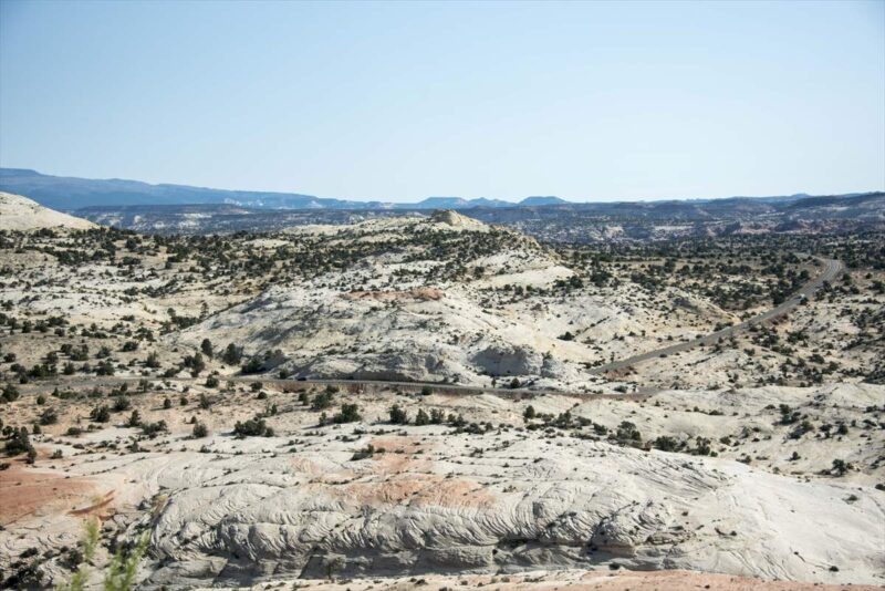 白やピンク、オレンジ色の地層が混じった風景