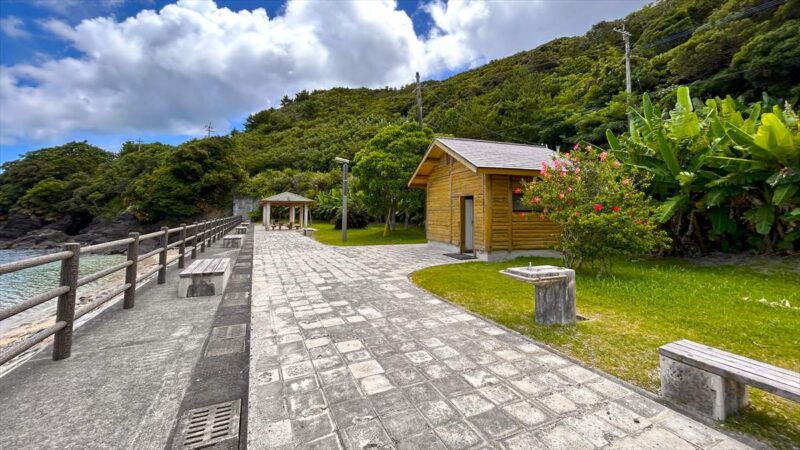 ビーチの前にあるロッジはトイレとシャワー室が完備されている