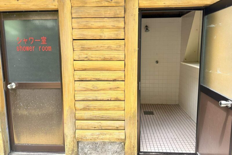 屋鈍海岸の前にあるロッジ風の建物はシャワーブースになっている