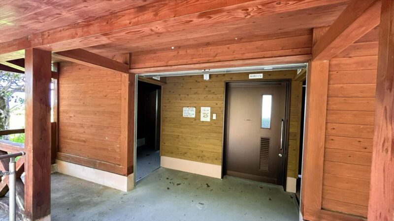 内部は綺麗だが、蜘蛛の巣が少し多め。利用時は注意