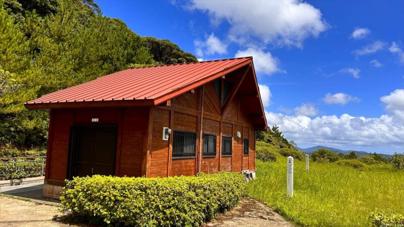 山奥とは思えない立派なログハウス風の公衆トイレ