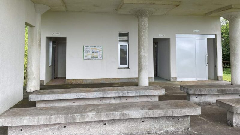 白い建物の1階はトレイになっている