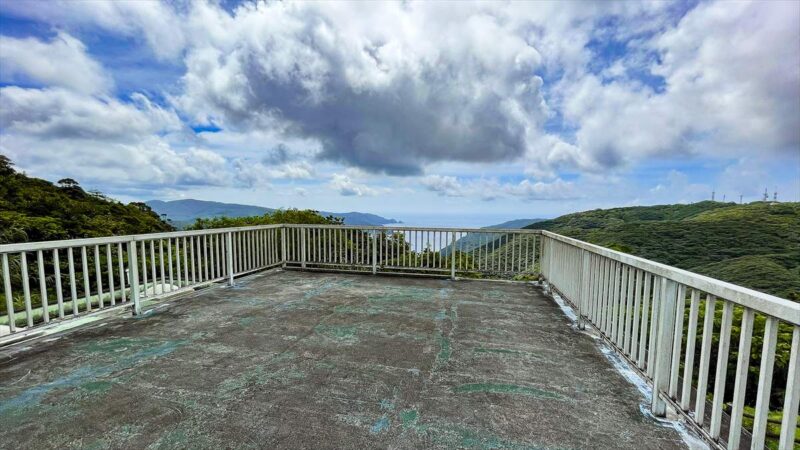 建物屋上は全面展望エリアになっている