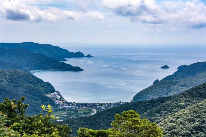 眼下に広がる伊須湾とそれを囲む山々